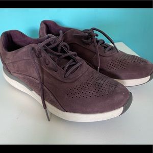 Clarks women’s wavewalk  suede sneakers size 6.5